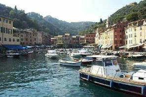 Xtrallusion photo gallery of Italy. Photos, pictures, images and photographs of the Italian Rivieras, the Italian Lakes, the Italian Alps, the Cinque Terre, the Amalfi coast and some of the most beautiful corners of Italy. Plus photos of Italian cities such as Pisa, Milan, Genoa and Rome.